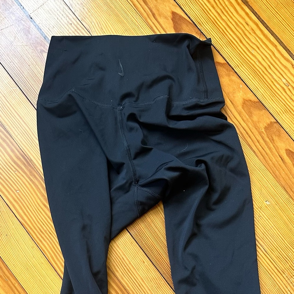 BLACK NIKE LEGGINGS